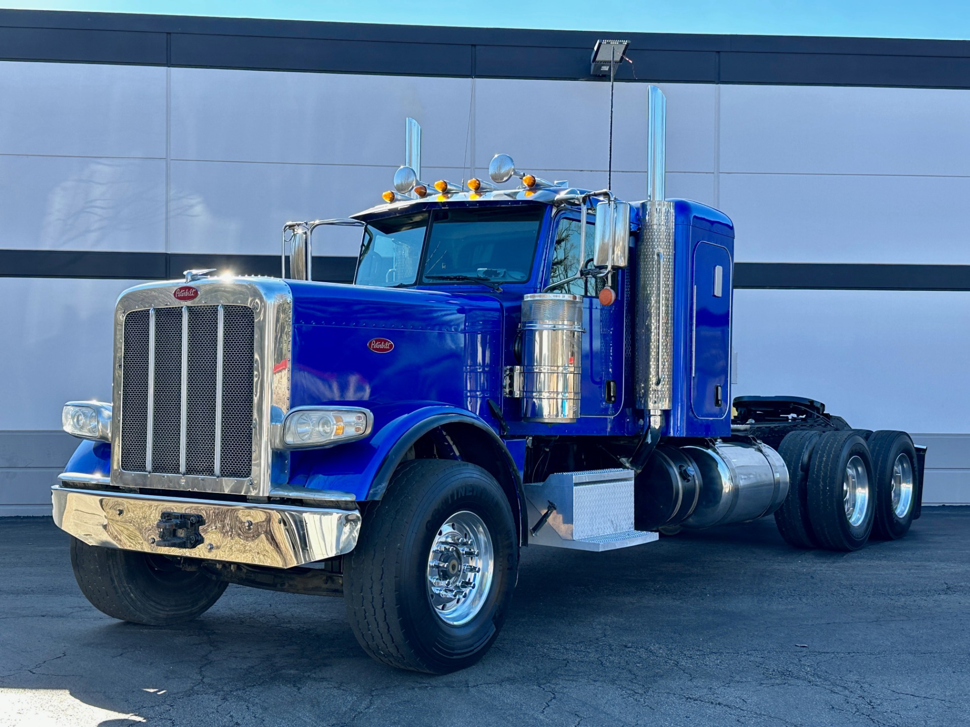 https://www.midwesttruckgroup.com/imagetag/10403/main/l/Used-2015-Peterbilt-389-Sleeper-Cummins-ISX15-500-HP-18-Speed-Manual-46K-Rears-PTO-1676398347.jpg